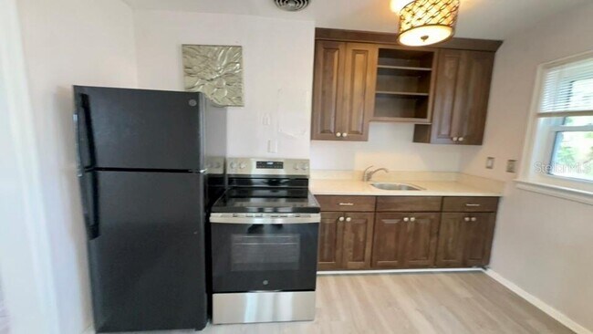 Building Photo - 332 Buena Vista Dr S