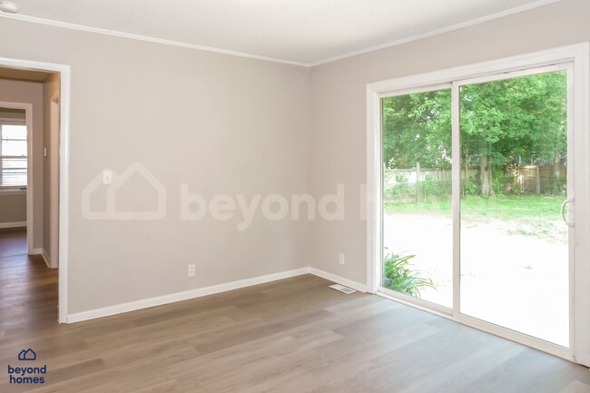 Building Photo - Beautifully Modernized 3 bedroom / 2 full ...