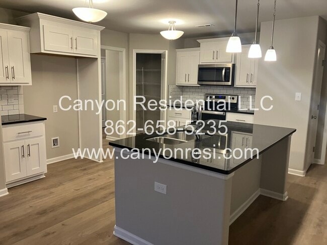 Building Photo - Great 3 BR 2 BA in great location won't last long!
