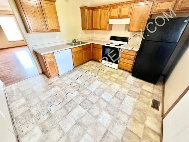 Building Photo - Spacious Gardner Duplex-Available in NOVEM...