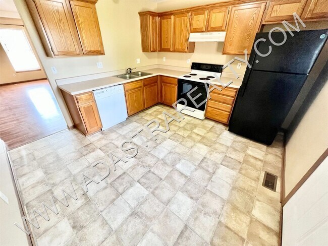 Building Photo - Spacious Gardner Duplex-Available NOW!!