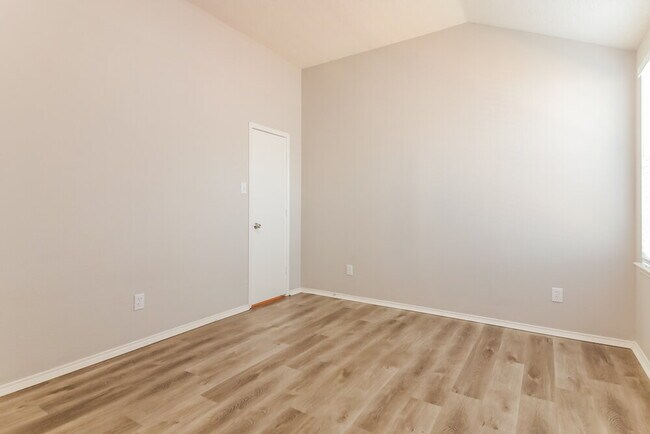 Building Photo - 145 Redbud Dr