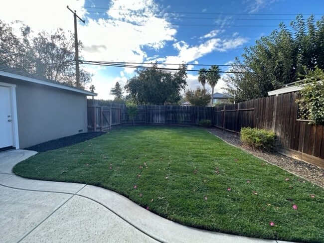 Building Photo - Home for Rent in South Woodland with Solar