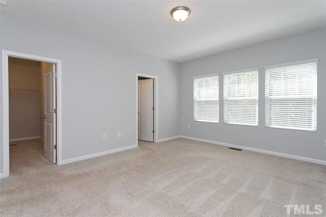 Building Photo - 3 Bedroom 2.5 Bathroom Townhome Home w/ Open Floorplan and a 2 car Garage in the heart of Morrisv...