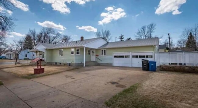 Primary Photo - House for Rent in Dickinson