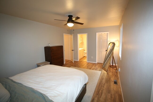 Building Photo - 3 Bedroom Townhouse!