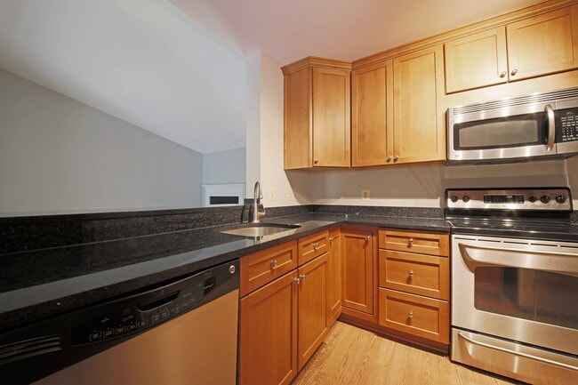 Building Photo - Updated top floor 2br with vaulted ceilings, two balconies and treed views!