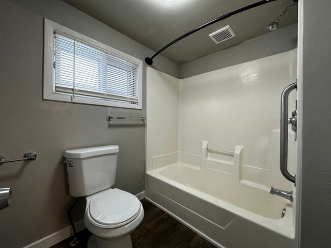 Building Photo - Recently Renovated 3 Bedroom 1 Bath Single...