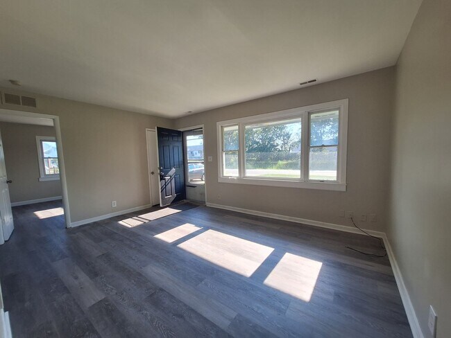 Building Photo - Three bedroom ranch in Roseville