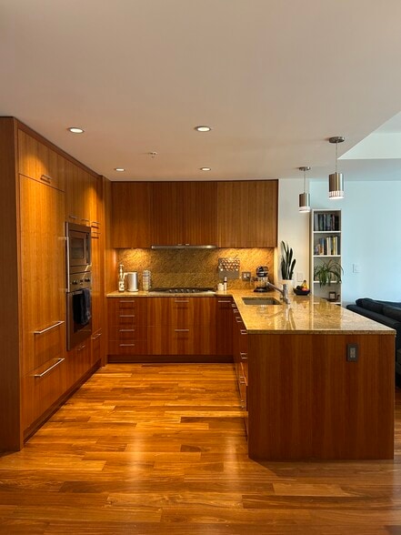 Open Kitchen - Viking Appliances - 10700 NE 4th St