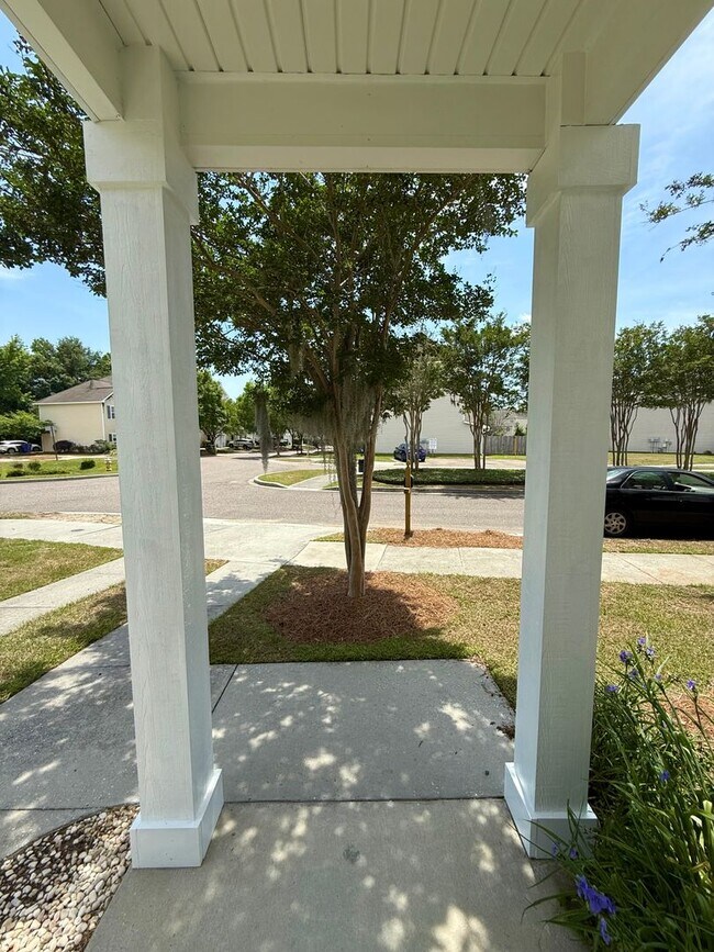 Building Photo - Move in Ready Three Bedroom Townhome in West Ashley