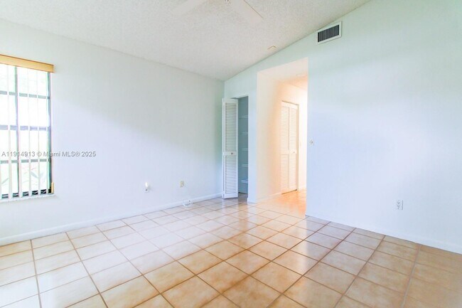 Building Photo - 5289 Fairway Woods Dr