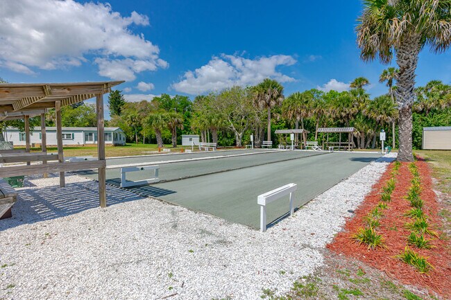 Building Photo - Gem of an apartment right on the coast! Wo...
