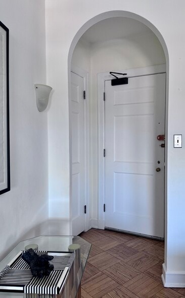 Front Entry - 2000 N Lincoln Park W