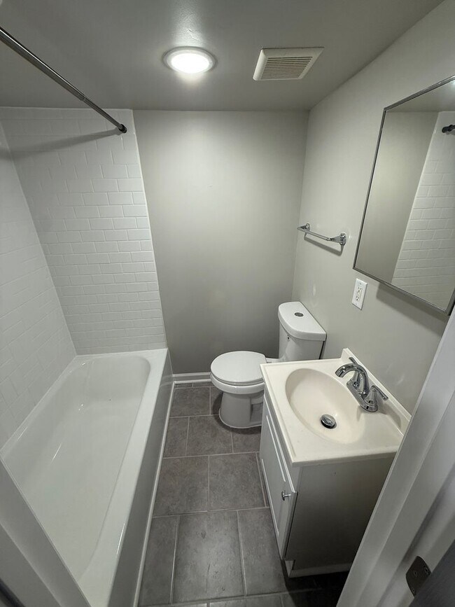 Building Photo - Stunning 3BR / 2BA Rowhome Blending Historic Charm & Modern Living