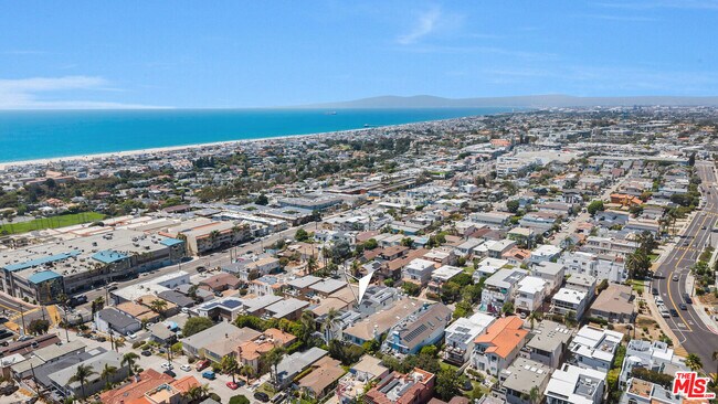 Building Photo - 926 17th St