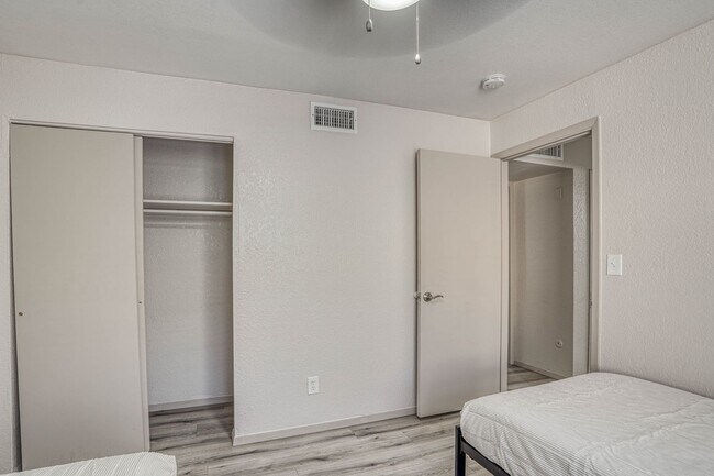 Building Photo - 311 Zenith Dr