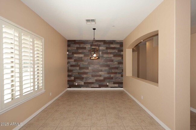 Building Photo - 2007 E Topeka Dr