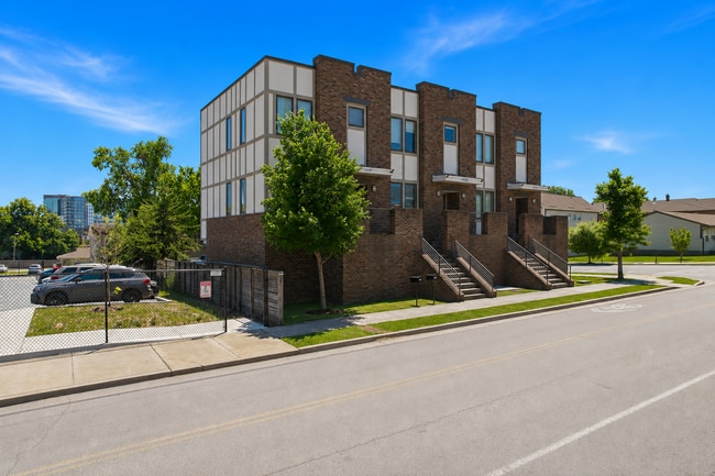 Building Photo - Modern 2 Bedroom Townhouse