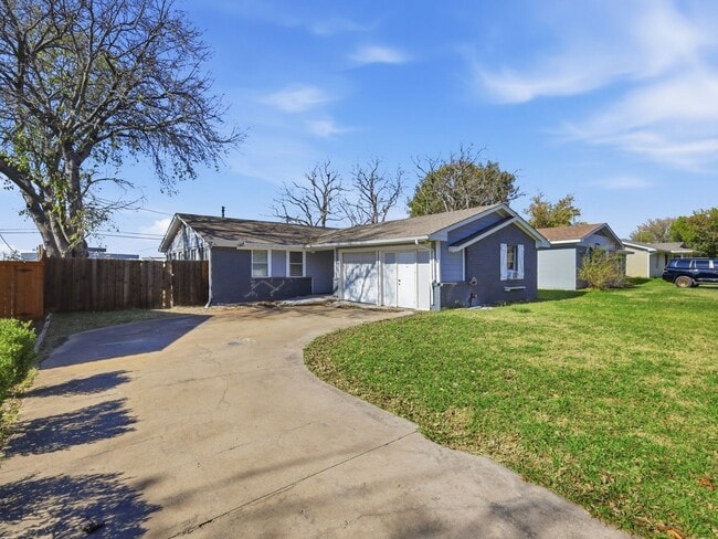 Building Photo - 1002 Mardi Gras Ln