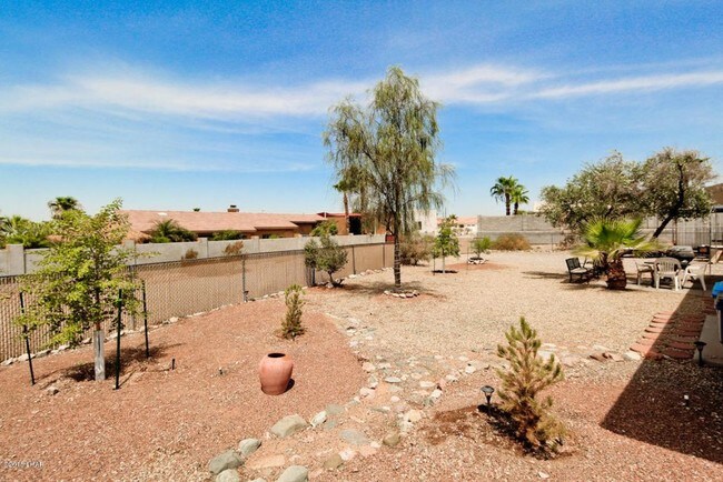 Large fenced yard - 1961 Park Terrace Pl