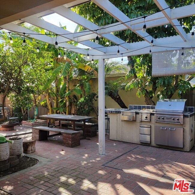 Building Photo - 2781 N Bellflower Blvd