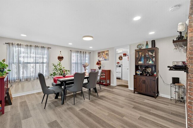 Building Photo - 11761 80th Ave