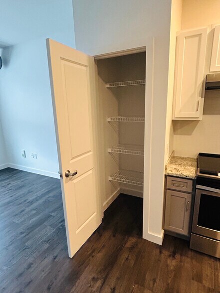 Building Photo - 550 New Holland Ave