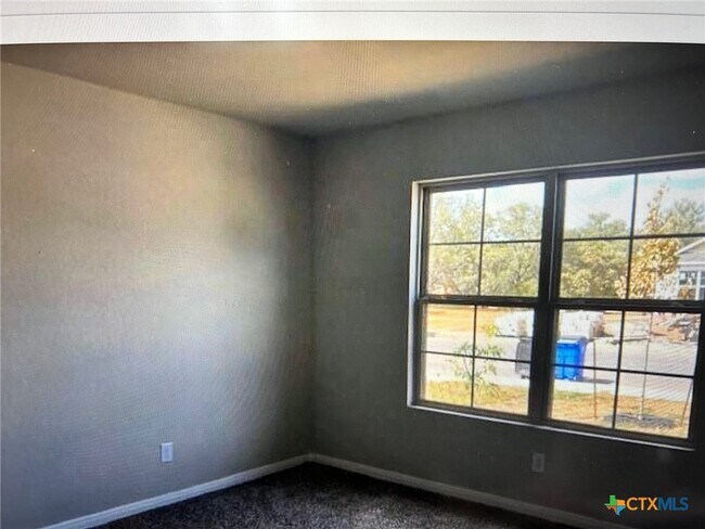 Building Photo - 1109 Elm Fall