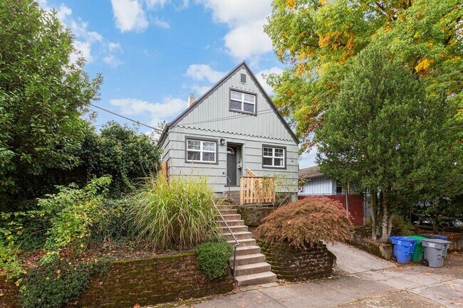 Building Photo - 3215 SE 53rd Ave