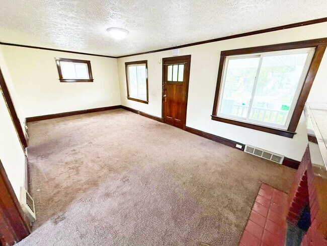 Building Photo - 3 BED 1 BATH BEAUTIFUL SINGLE FAMILY HOME ...