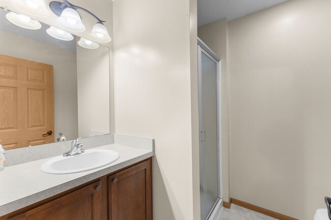 Building Photo - Modern 2-Bed Townhome with Vaulted Master & Private Deck – Prime Columbus Location!