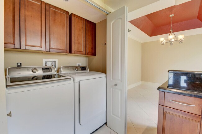 Building Photo - 23181 Fountain View Dr