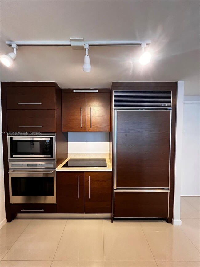 Building Photo - 475 Brickell Ave