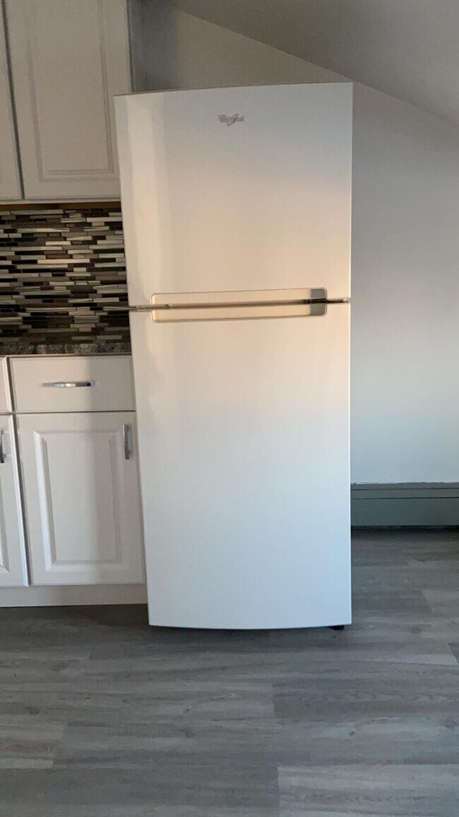 Refridgerator - 1916 Putnam Ave