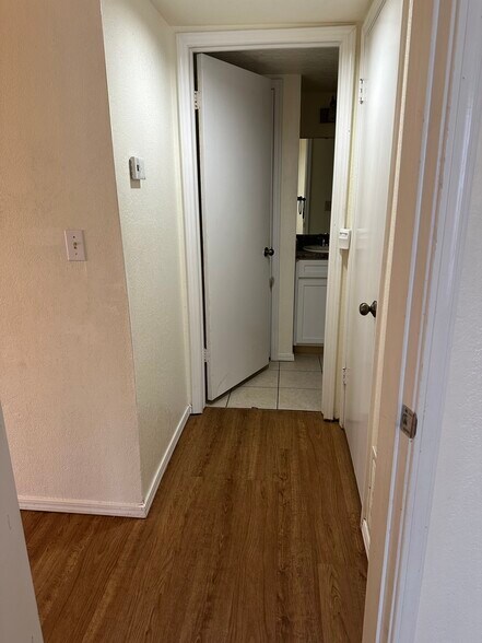 Hallway to master bathroom - 11525 N Meridian Ave