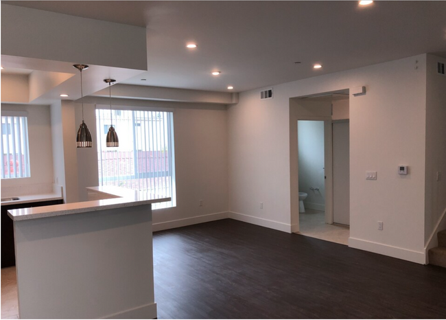 Building Photo - 14802 Delano St
