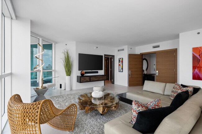 Building Photo - 101 S Fort Lauderdale Beach Blvd