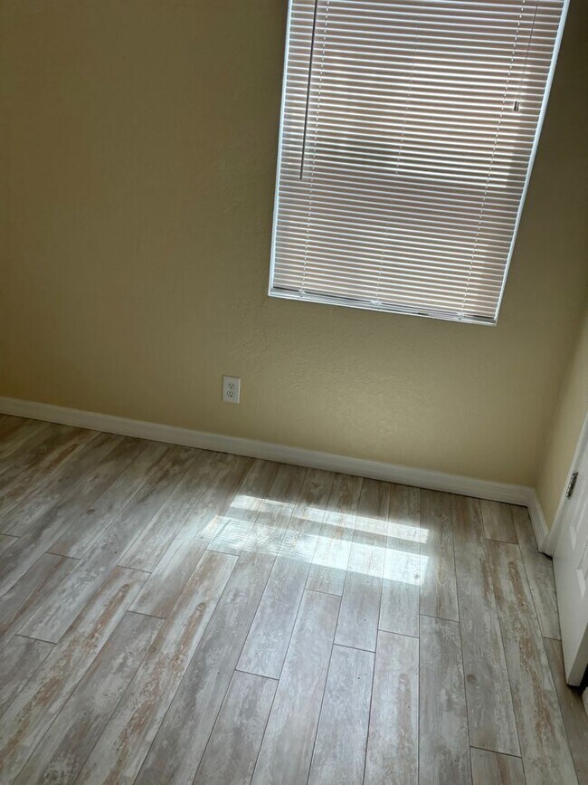Building Photo - Beautifully Appointed 3/2 w Garage For Ren...