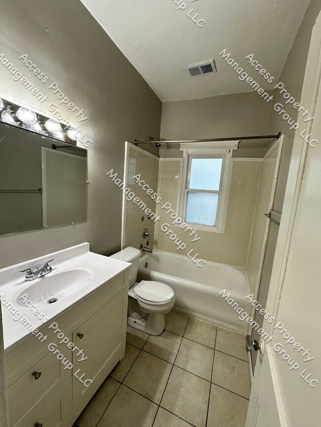 Building Photo - Large Upper 2 Bedroom SE Side Unit