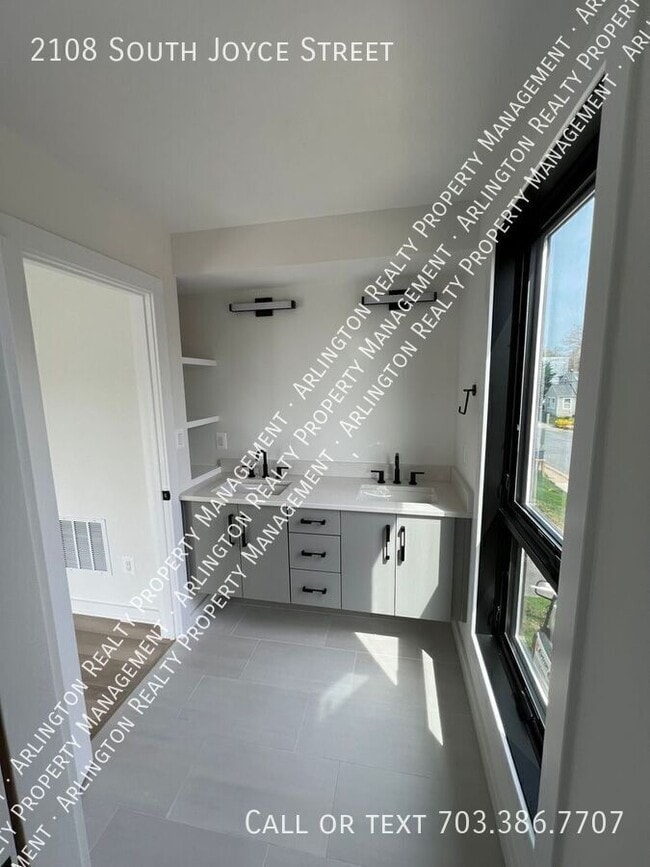 Building Photo - 2108 S Joyce St