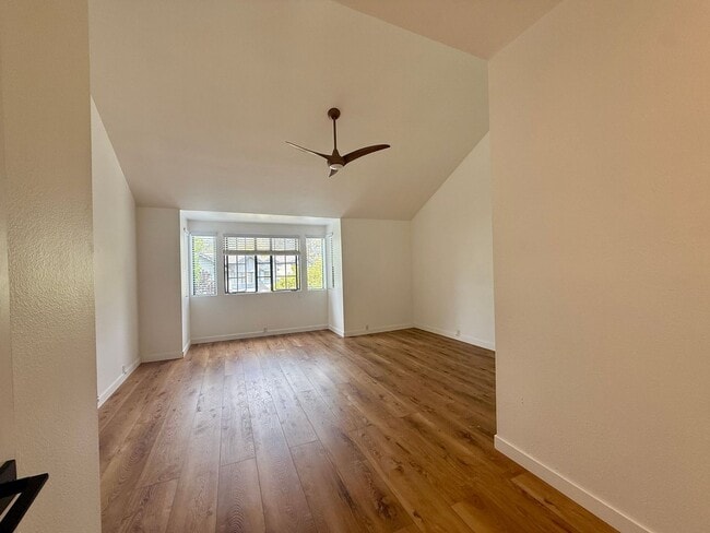 Building Photo - Beautiful 3 bedroom (2 bed + den/office) t...