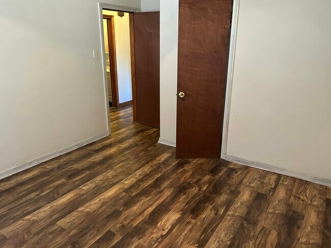 Building Photo - 2501 Robin Hood Dr