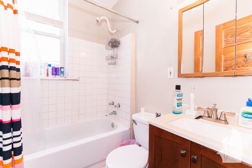 Building Photo - 3336 N Sheffield Ave