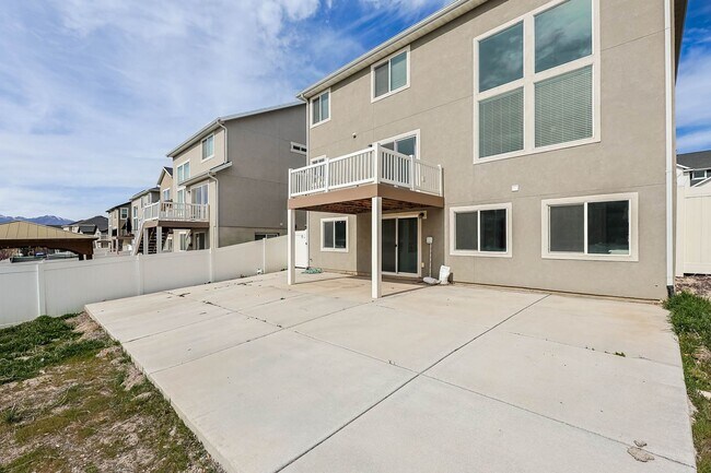 Building Photo - 6 Bedroom 3.5 Bathroom House in Saratoga Springs!