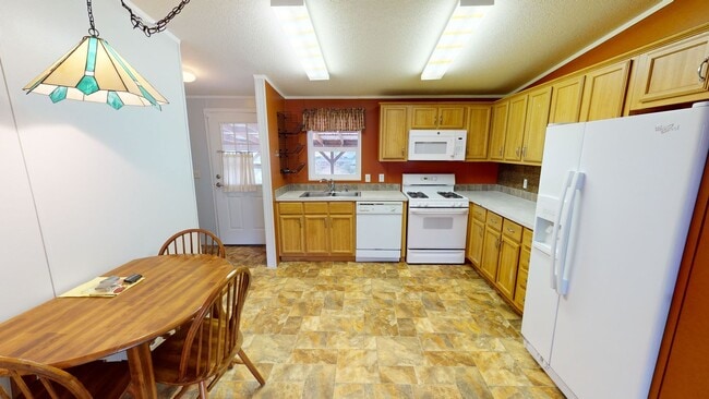 Building Photo - Unfurnished 2 bedroom home with large yard