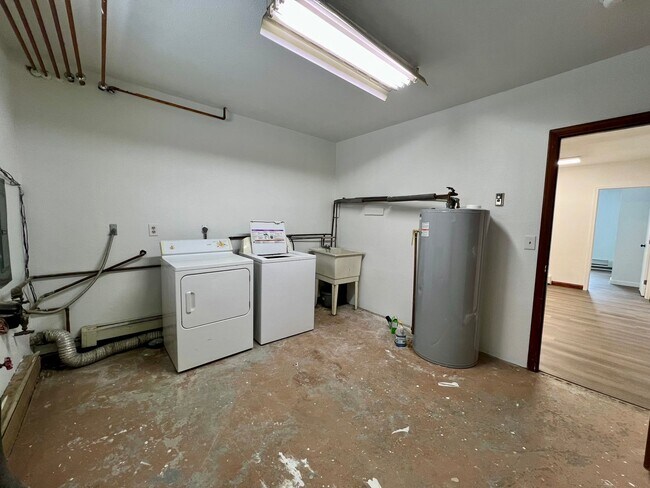 Building Photo - Waves Rd *