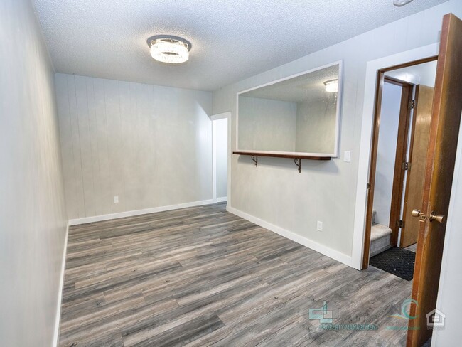 Building Photo - Charming Seaside Home.. Spacious 3 bedroom, 2 bathrooms!!!