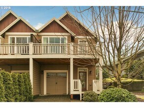 Building Photo - Amazing 3 bed / 2.5 bath Duplex with Bonus Room!