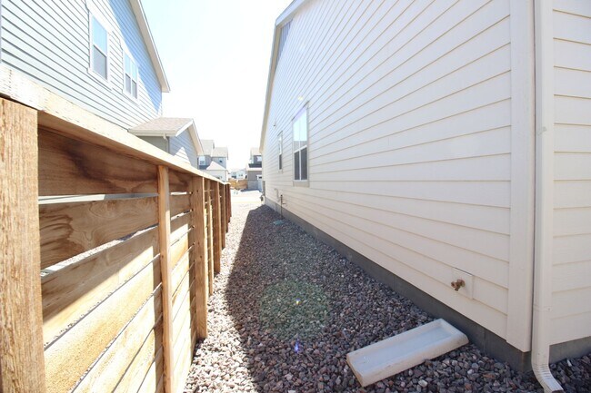 Building Photo - Beautiful Newer Ranch Style Home